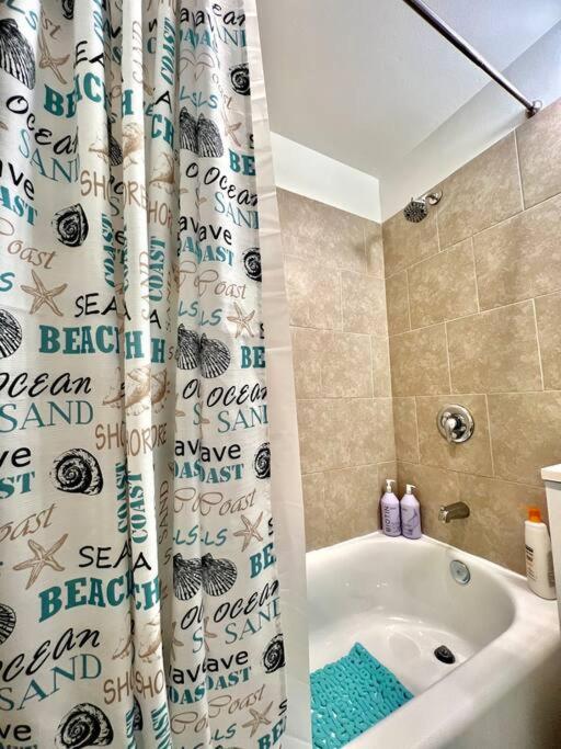 Private Room With Shared Bathroom On The 1St Floor 10 Minutes Walk To University Of Washington Сиатъл Екстериор снимка