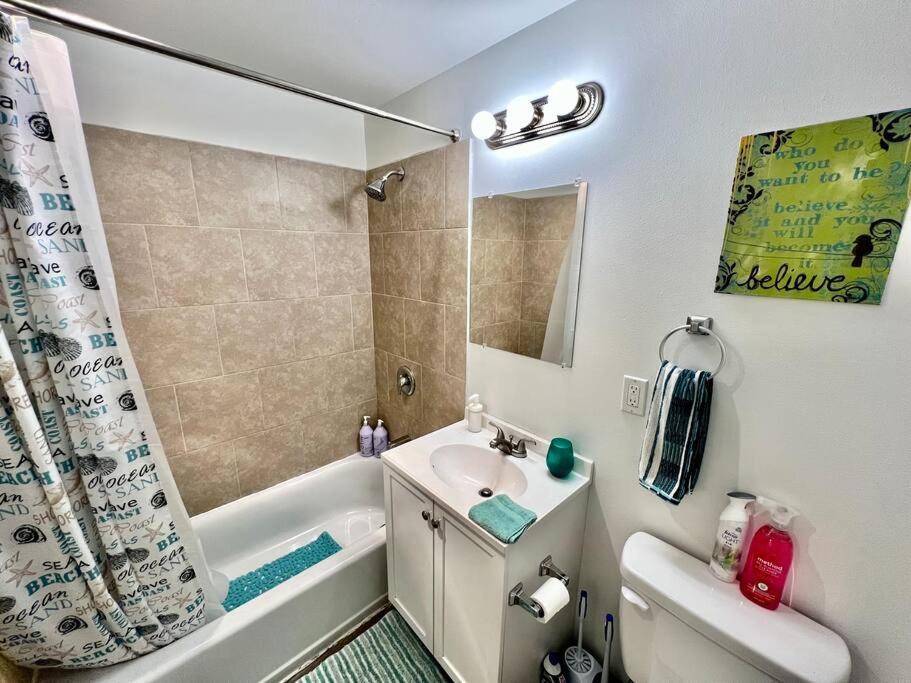 Private Room With Shared Bathroom On The 1St Floor 10 Minutes Walk To University Of Washington Сиатъл Екстериор снимка